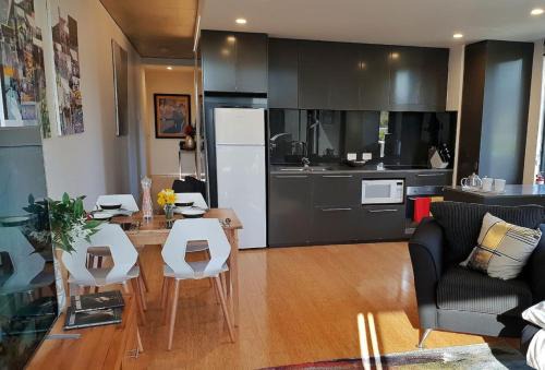Modern Apartment - Prime Location with Heated Pool - Hosted by Canstay