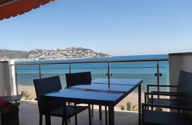 MODERN APARTMENT - SEA FRONT ON THE BAY OF ROSAS
