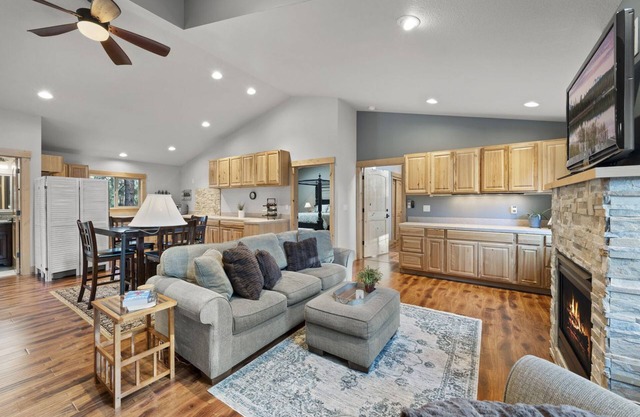 Modern Apartment with fireplace, central A/C, pool & tennis/pickleball court