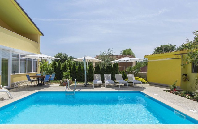 Modern apartment with shared pool for 3 persons in Nova Vas