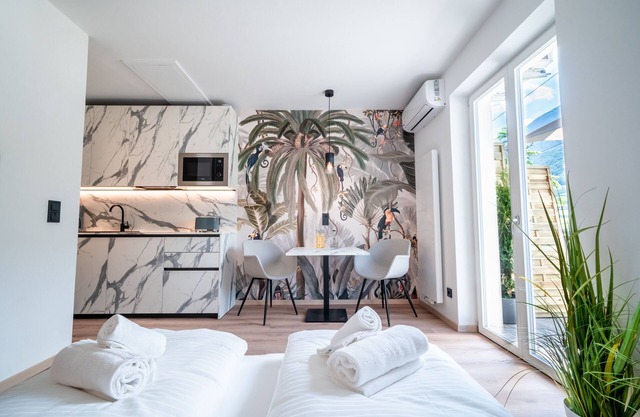 Modern apartment with panoramic views & free lake access
