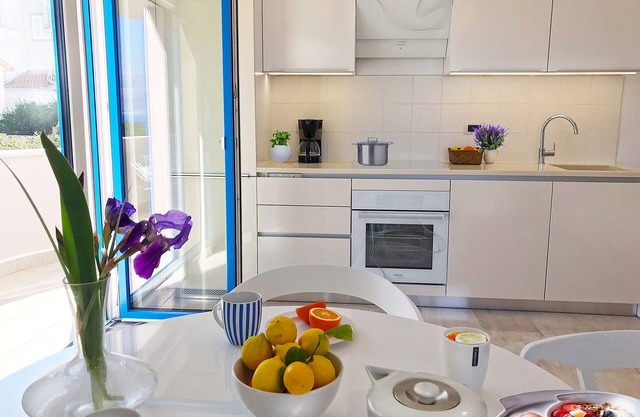 Modern apartment with SEA VIEW, air conditioning, parking, 3 minutes from beach