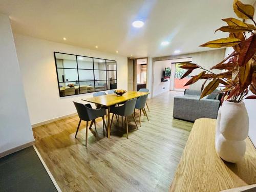 Modern, Apt/near tourist sites.