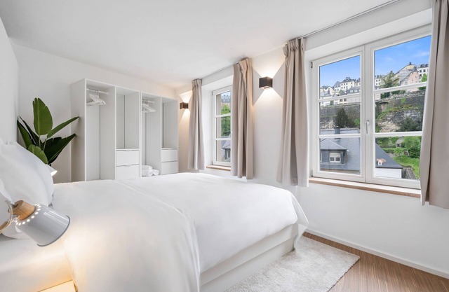 Modern Apt Old Town w Panoramic View ID4