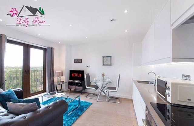 *Modern Apt *Perfect for Couples/Work* CityView