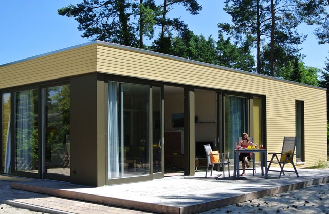 Modern beach bungalow with direct lake view