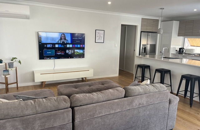 Modern Beach House in Scarborough. Walking distance to the beach!
