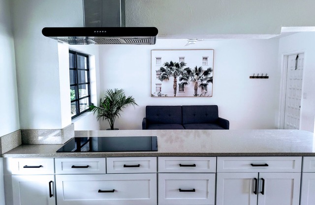 Modern Beach House, Private Screened-in Pool, close to Beach & Restaurants