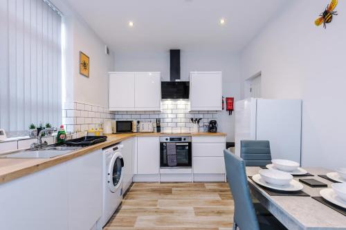 Modern & Beautiful 4 Bedroom, Bury Town Centre