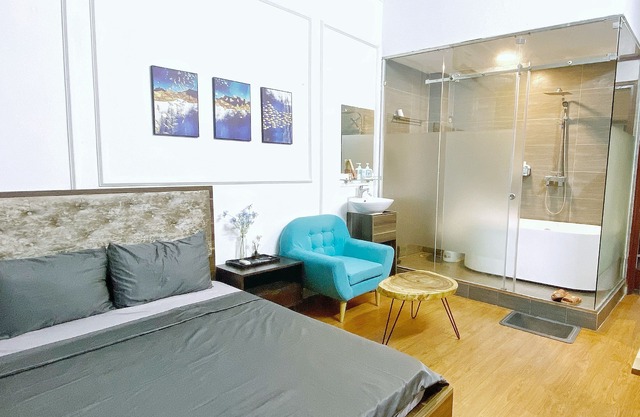 Modern bedrom in Liight Homstay Hanoi with Netflix, Kitchen, Washer & Dryer