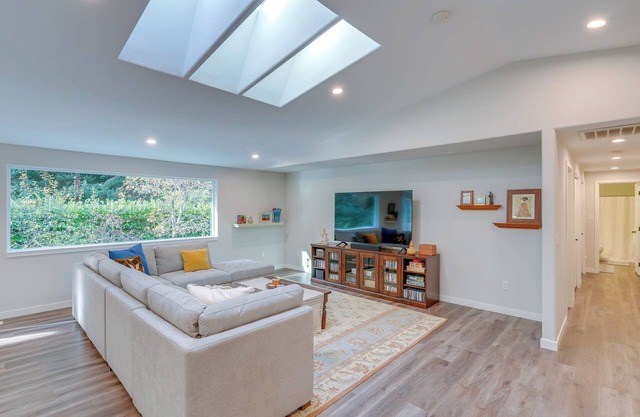 Modern Bellingham home for work & play, beach access