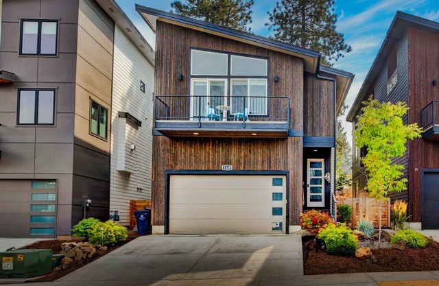 Modern Bend Vacation Home, Old Mill, HOT TUB!