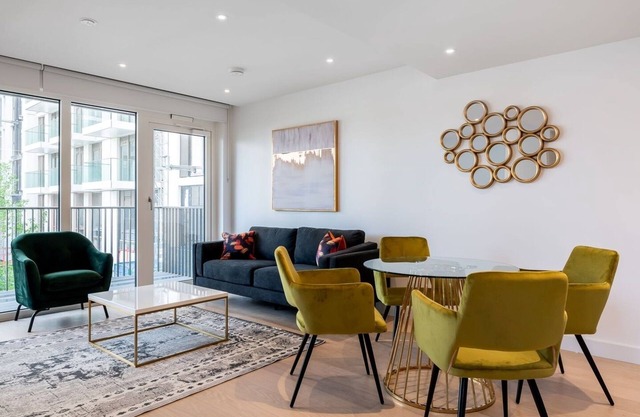 Modern bright 1 bedroom flat with balcony, courtyard, lounge & 24-hr concierge