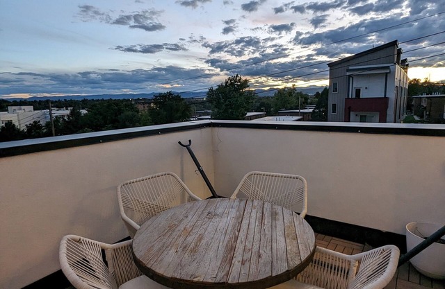 Modern, bright 2 bedroom house w/an extra office, roof deck and mountain views
