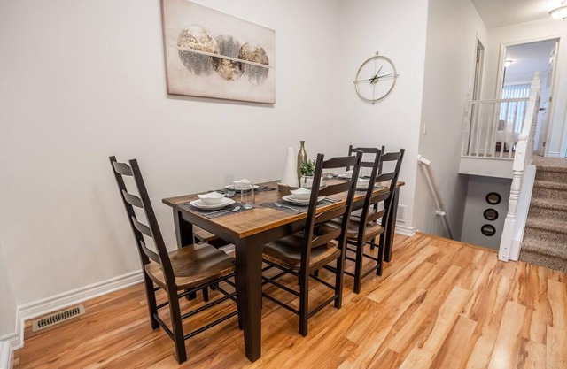 Modern, Bright Townhome - Sleeps9+Wifi+Close To Hwy
