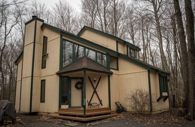 Modern but warm 3 bedroom, 2 bath contemporary home on large wooded lot backing up to golf course. Walk to pool, clubhouse restaurant/bar and tennis courts.