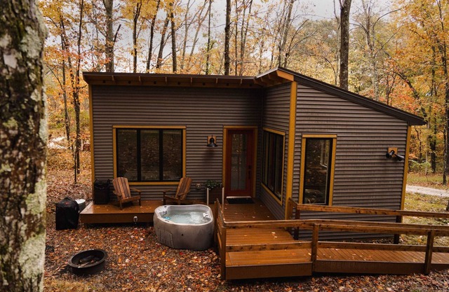 Modern Cabin in Woods - 10m to Hocking Hills