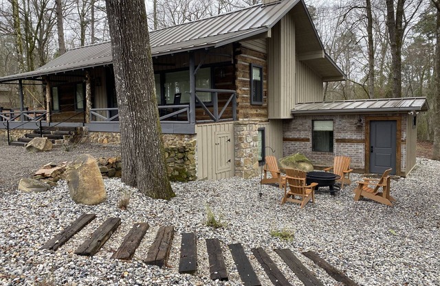 Modern cabin on beautiful Lake Greeson 45 minutes from Hot Springs!
