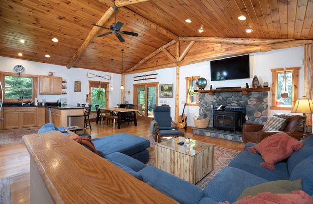 Modern Cabin w/Hot Tub-Minutes to Lakes & Skiing