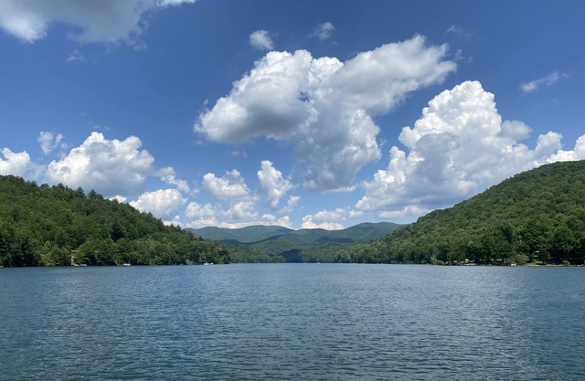 Modern Cabin walking distance to Lake Nantahala Views. No access. Hot Tub!