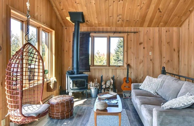 Modern Cabin with stunning river views, hot tub
