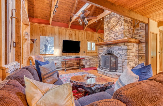 Modern Cabin with Valley Views Private Hot Tub, Deck, Free WiFi, Cable