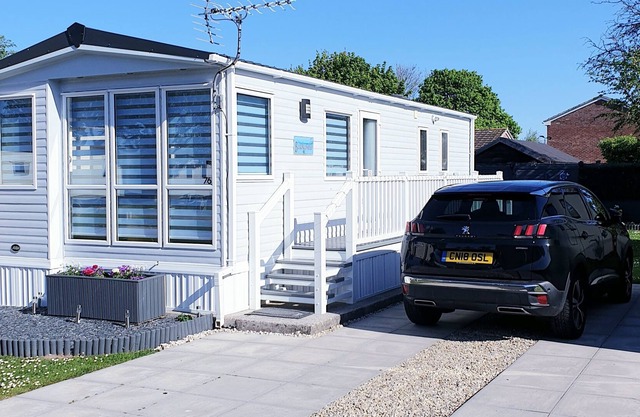 Modern Caravan, onsite fishing lake. Close to beach and town, private wifi