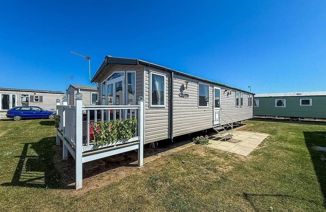 Modern caravan with decking near Scratby Beach ref 50007E