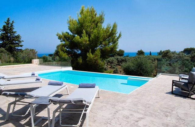 Modern cave villa w/pool, 3 mins walk to the beach