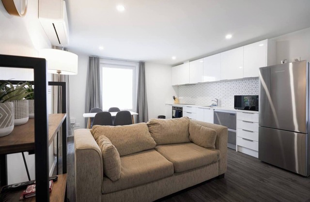 Modern Central Apartment, Flexible Bed Options