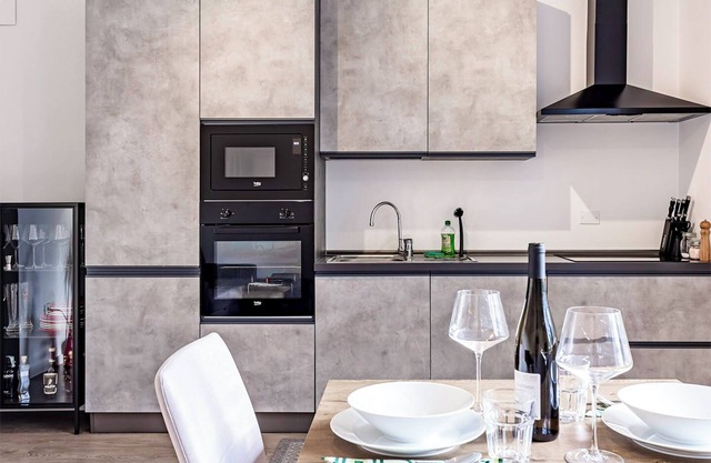 Modern Central Apartment | WiFi, Self Check-in, Mountain View, Work & Relax