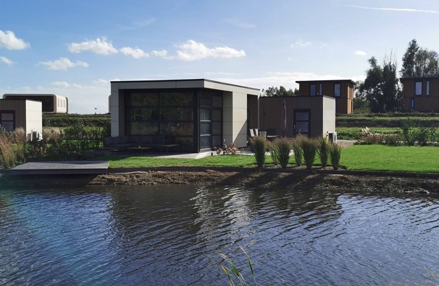 Modern chalet 'Aan het Oever' with fenced garden & AirCo in Olburgen/NL
