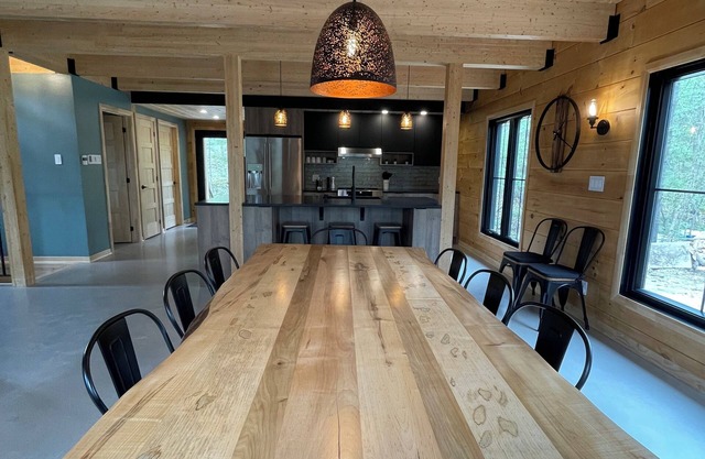 Modern chalet in solid wood. The perfect lakeside family getaway