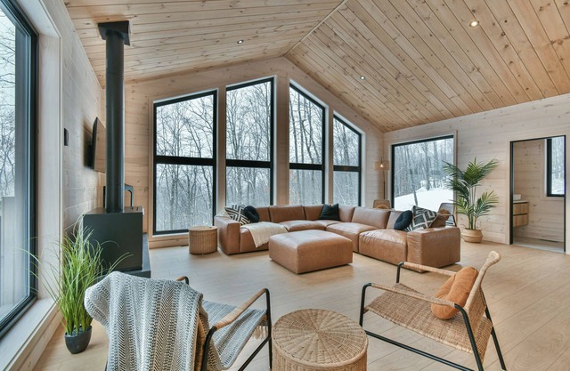 Modern chalet near Sommet Morin Heights - Nature, skiing and relaxation