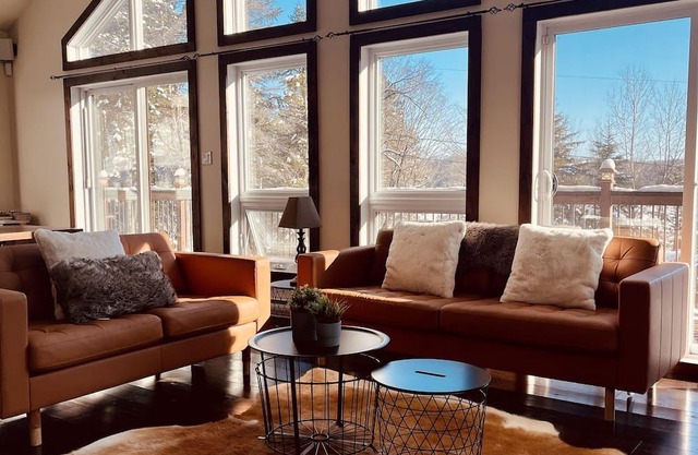 Modern Chic Lake House near Mont-Tremblant w/hot tub!