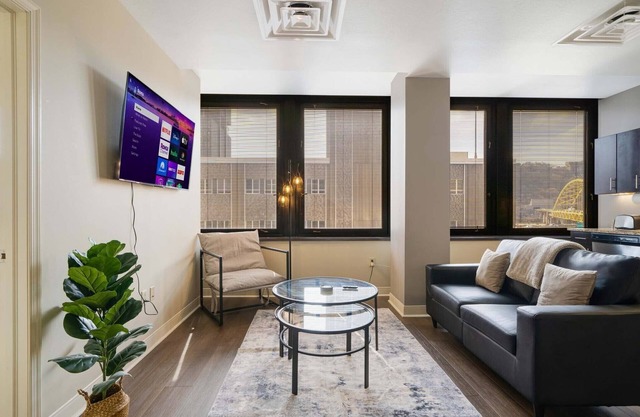 Modern Chic | Prime Location 6th Floor | 24/7 Gym Terrace Roku WiFi