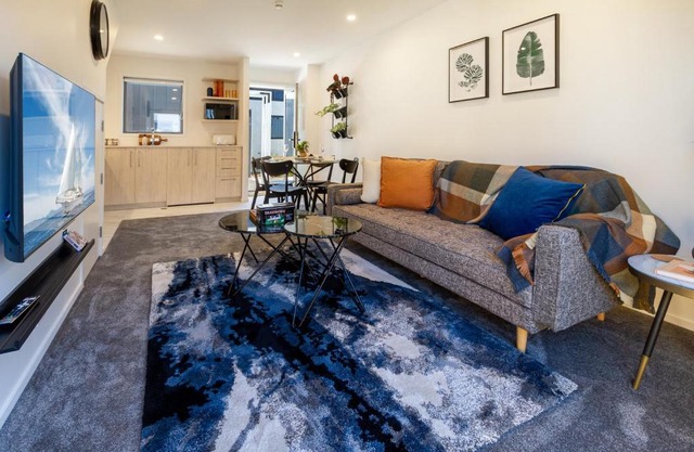 Modern Chic Retreat 2 Bed, 2 Bath: Riccarton