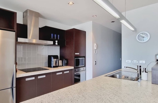 Modern City Apartment w Free Parking