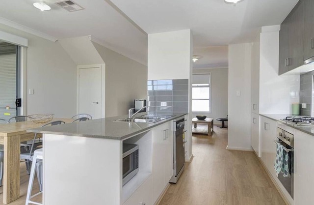 Modern City Townhouse: Stylish Living in Prime City Fringe Location
