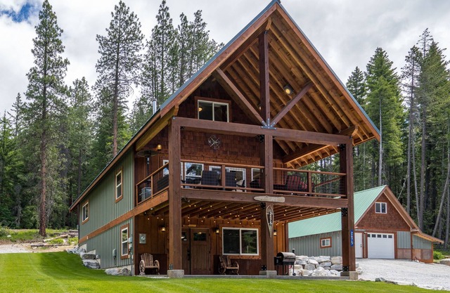 Modern, clean, beautiful cabin in Plain, near Lake Wenatchee with a hot tub!