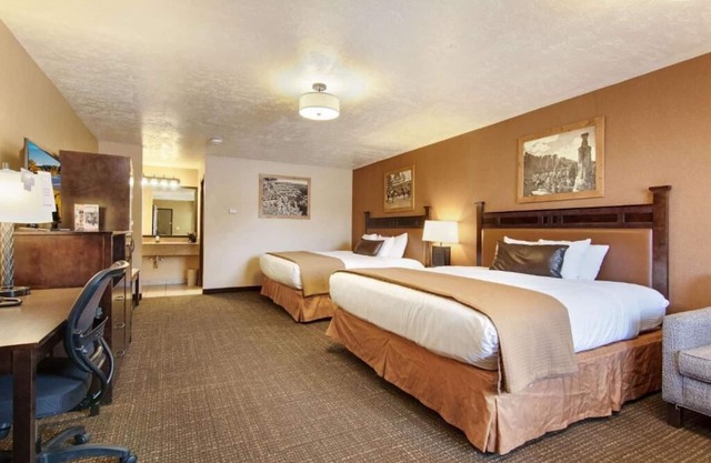 Modern Comfort in Nature's Embrace! Swimming Pool, Free Breakfast, Pets Allowed!