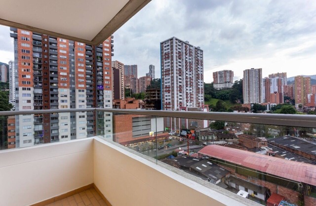 Modern comfort and authentic Medellin charm.nfree parking, fast wifi