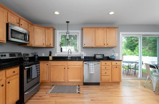 Modern Comfort: Game Room & Access to Portland