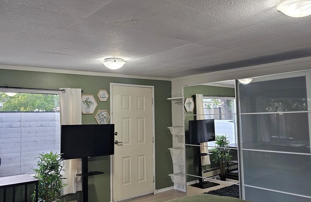 Modern comfort: Stylish suite in a prime location. Close to schools and hospital