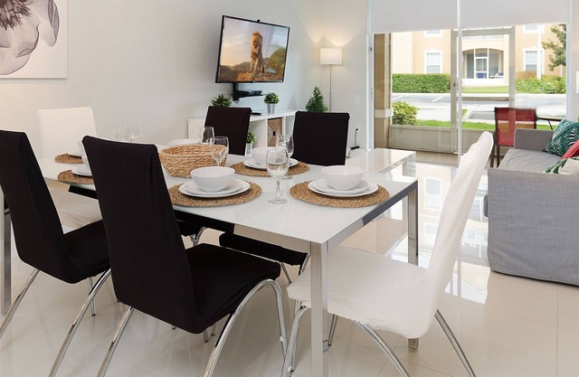 Modern & comfortable, 5 mins to Disney. WiFi, water slides, pool, sports.