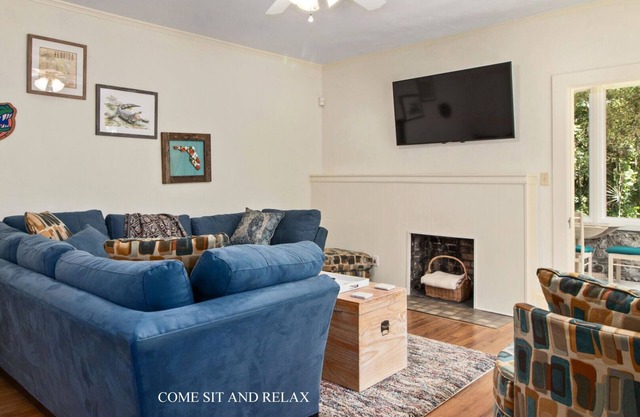 Modern Comforts in a Vintage Home near U. F.