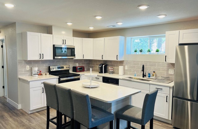 Modern & Comfy Home in Commerce City!
