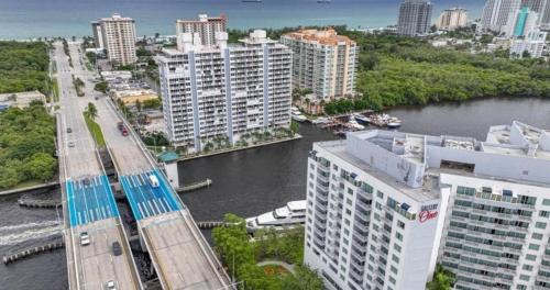 Modern Condo by the Beach, Water Taxi Stop, Prime Location!