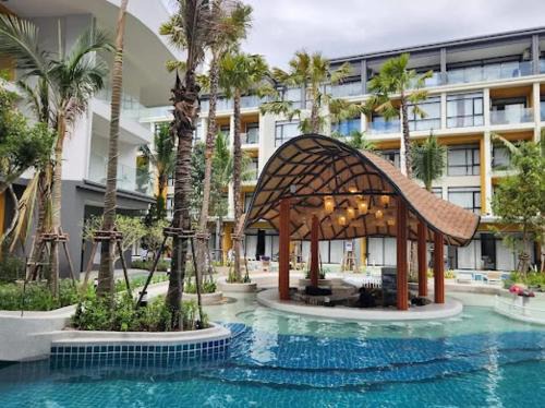 Modern Condo in Wyndham Gardens on the beach