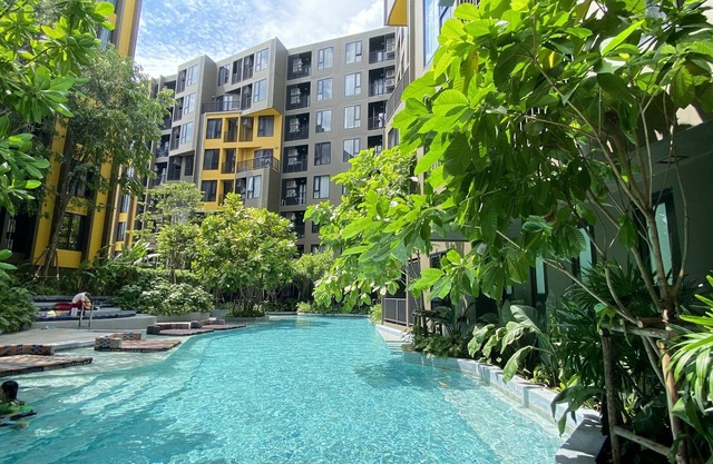 Modern Condo w/Swimming Pool and Gym, 1min walk to Central Phuket